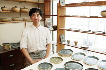 うつわの工房とくらしの雑貨店「苔色工房」陶芸家として働く田中　遼馬さん