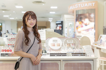 コーセー化粧品販売（株）　JILLSTUART Beauty　勤務　販売員として働く井上　美咲さん